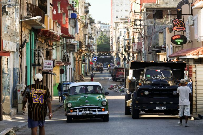 Controvertidas regulaciones al sector privado en Cuba.