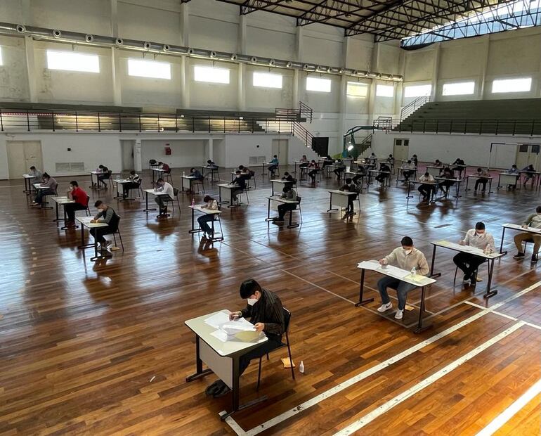 Examen de ingreso del 2021 a la universidad Taiwán Paraguay, que funcionará hasta este año en la sede del Comité Olímpico Paraguayo, donde Itaipú invirtió G. 1.500 millones en acondicionar el lugar. 