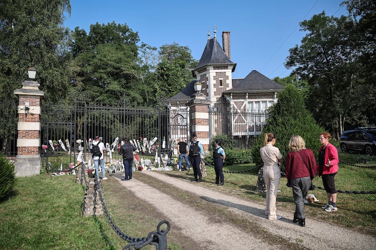 Vista de la entrada de la propiedad de Alain Delon en Douchy, donde el actor habría pedido ser enterrado.