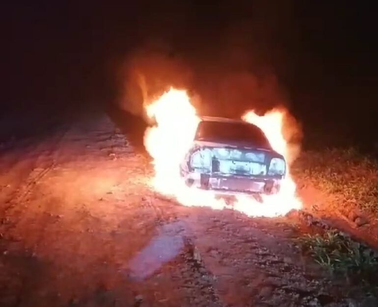 Automóvil incinerado en el callejon Cano a unos 7 kilómetros de Zanja Pytã. Se trataría del mismo auto usado por sicarios que mataron a una paraguaya en Ponta Porã.