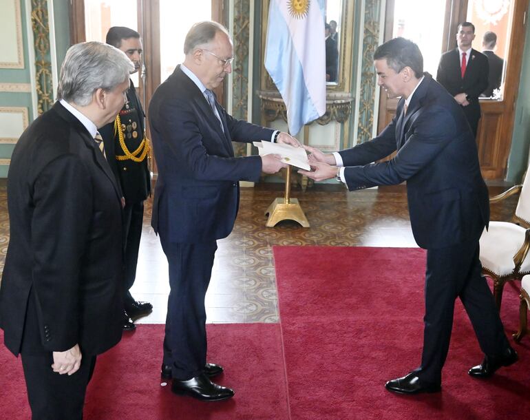 Guillermo Nielsen (izq.)  entrega a Santiago Peña sus credenciales como nuevo embajador argentino en Paraguay.
