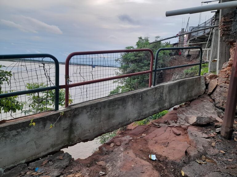 Así se encuentra esta mañana el mirador Itá Pytã Punta de Asunción, que se sigue derrumbando ante la inacción municipal.