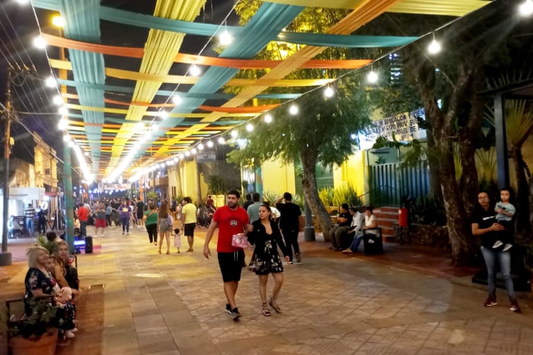 El  Paseo Bicentenario luce coloridos adornos y es centro de los principales eventos culturales por el doble festejo.