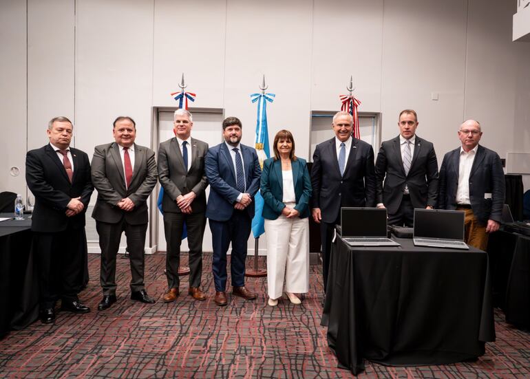 Reunión de embajadores de Estados Unidos en Argentina y Paraguay con representantes de los ministerios de Interior y Seguridad de ambos países y agentes del FBI.