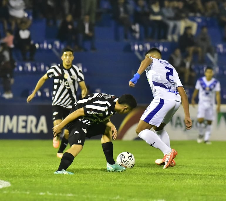 Enso González, de Libertad, disputa el balón con Fabián Franco, de Ameliano, en el Luis Alfonso Giagni.