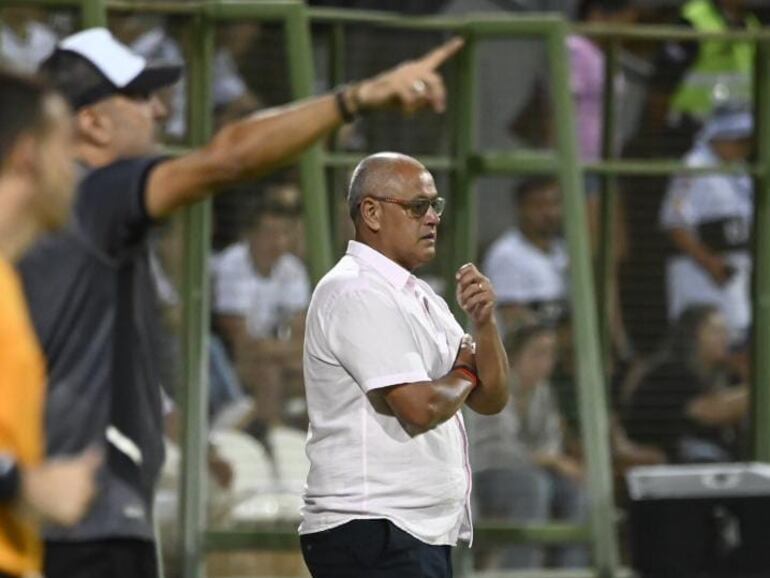 Francisco Arce, entrenador de Olimpia, en un partido del torneo Apertura 2024 del fútbol paraguayo en el estadio Villa Alegre, en Encarnación.