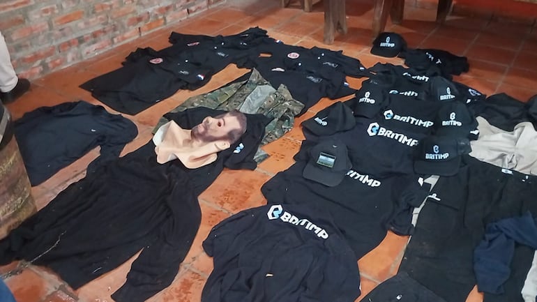 Entre los elementos incautados se encuentran uniformes de la empresa y de la policía, además de máscaras, pasamontañas, guantes, quepis, entre otros.