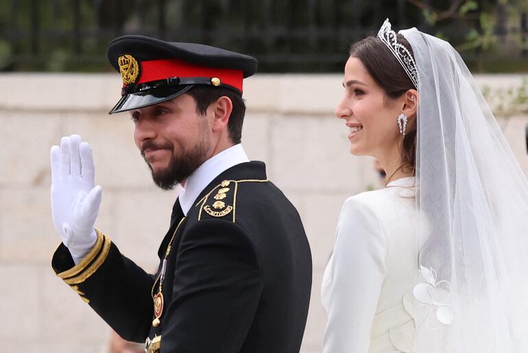 El príncipe Hussein y Rajwa Al Saif el día de su boda, en junio de 2023. (Khalil MAZRAAWI / AFP)