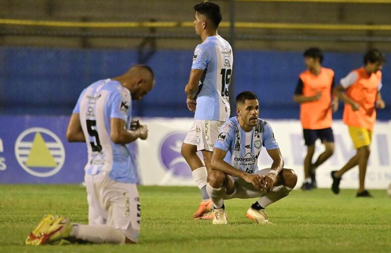 Los jugadores de Guaireña lamentan la derrota contra Sportivo Trinidente, resultado que sentenció el regreso a la División Intermedia. 