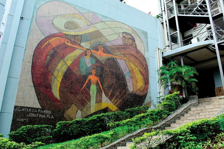 Mural de Josefina Plá y José Laterza Parodi en el IPS de Pettirossi y Constitución.