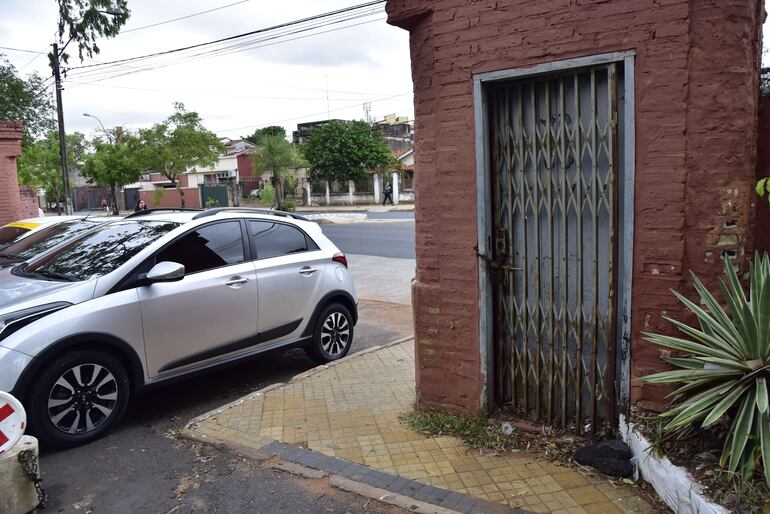 Varias casetas de guardia y otras infraestructuras se encuentran en abandono dentro del parque Carlos A. López.