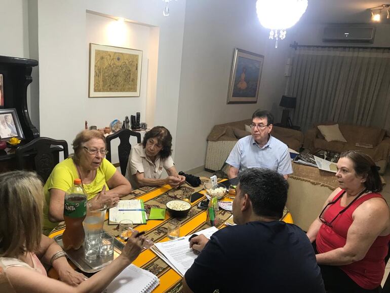 Reunión de vecinos del barrio Las Mercedes para tratar tema Parxin, estacionamiento tarifado.
