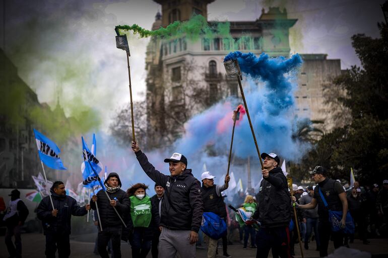 La Confederación General del Trabajo (CGT) y otros sindicatos marchan en protesta contra las políticas de ajuste económico del Gobierno de Alberto Fernández. Buenos Aires, 17 de agosto de 2022. (Foto: Juan Ignacio Roncoroni / EFE)
