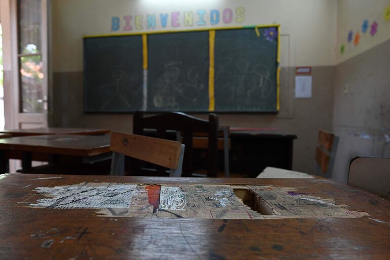 Una mesa con serios daños en una sala de clase de la escuela República de Panamá.