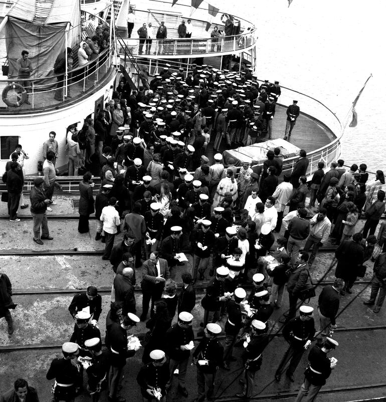 Cadetes argentinos desembarcando en el puerto de Asunción en 1972.