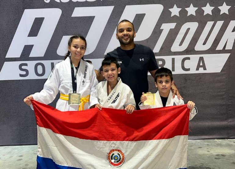 Los campeones con la bandera paraguaya, en el AJP de Brasil.