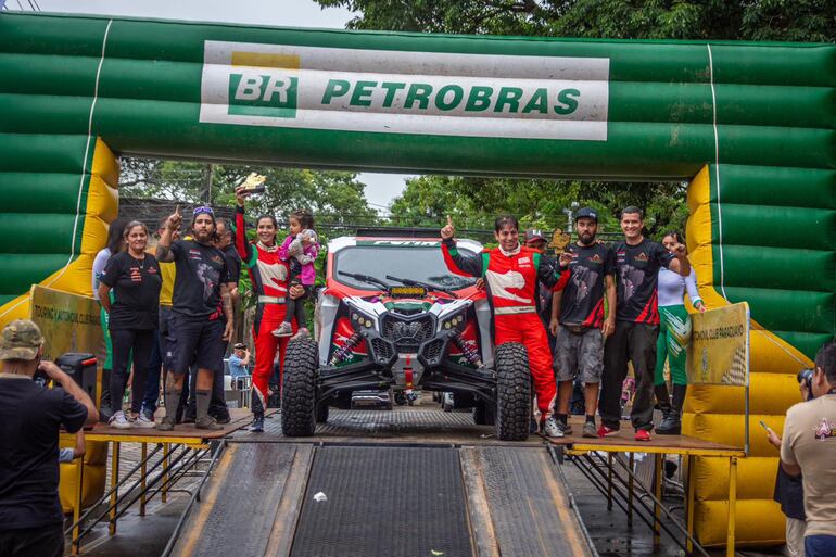 Con los trofeos en alto, posan Óscar Santos y Mirna Pereira tras ganar en la categoría T3 (UTV).