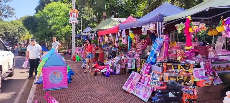 Sobre la avenida Pioneros del Este se puede encontrar varias opciones de regalo. 