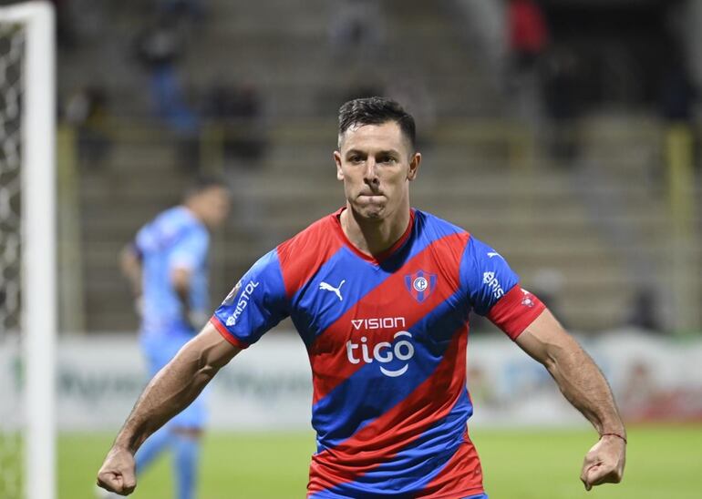 Diego Churín celebrando el gol ante Ameliano.