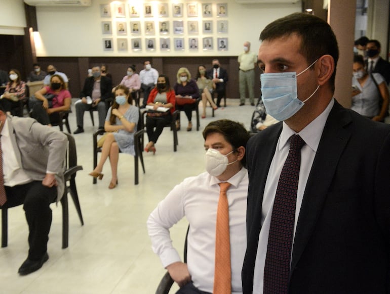 Manuel Riera Domínguez (d.), en la asamblea donde fue electo presidente del Colegio de Abogados del Paraguay.