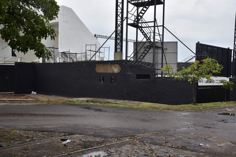 El Club Libertad, que recientemente amplió su estadio, acercó aún más las graderías a la vía del tren.