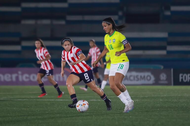 Duelo de capitanas, Vitoria Amaral Santana domina el balón ante la presencia del la albirroja Adriana Martínez. Foto: APF