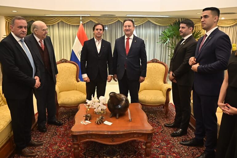 Luis Lacalle Pou (centro de la foto) en el espigón presidencial. (gentileza).