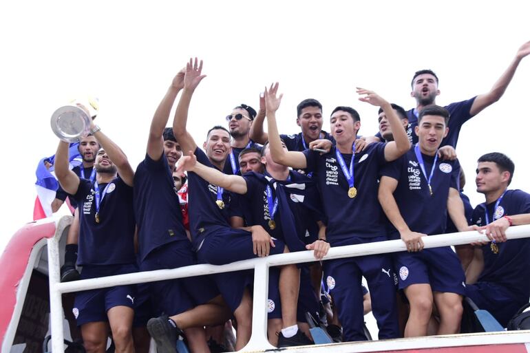 Los jugadores de la selección paraguaya Sub 23 durante la llegada al país después de la conquista del Preolímpico Sub 23 y la clasificación de los Juegos Olímpicos 2024.