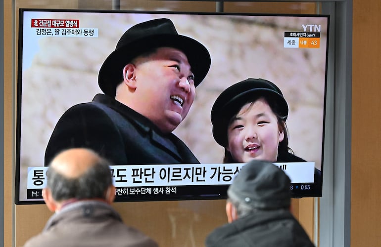 Una imagen de Ju Ae con su padre Kim Jong Un, cuando era más pequeña. Supuestamente tuvo un hermano mayor, pero esto no pudo ser comprobado. 