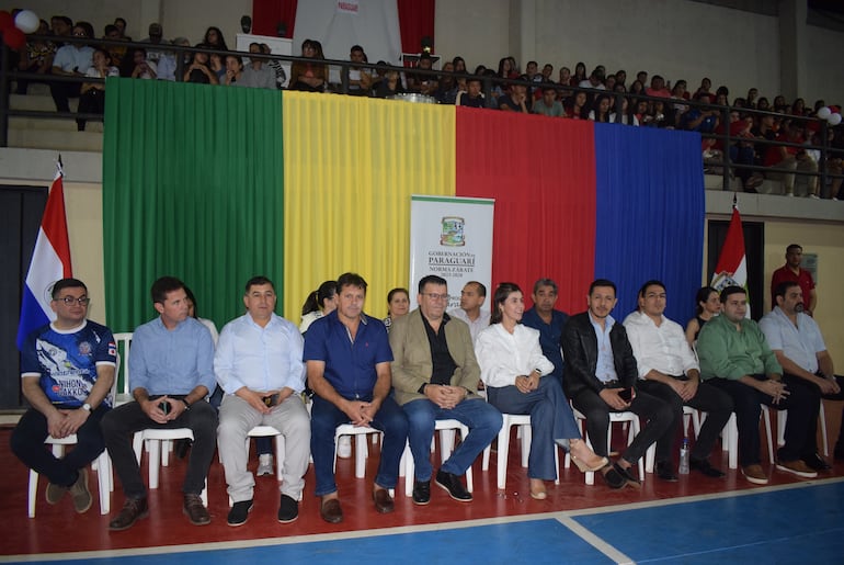 La gobernadora colorada de Paraguarí Norma Zárate de Monges (centro) acompañada de autoridades deportivas, políticas y sanitarias.