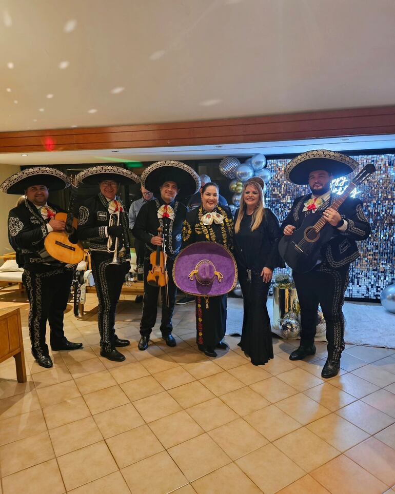 Adela Mercado recibió una serenata de mariachis. (Instagram/Vane Fernández)