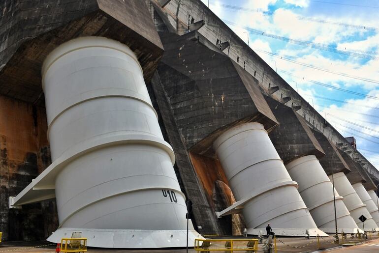 Lograr un manejo soberano de los recursos generados en Itaipú requiere de discusiones amplias.