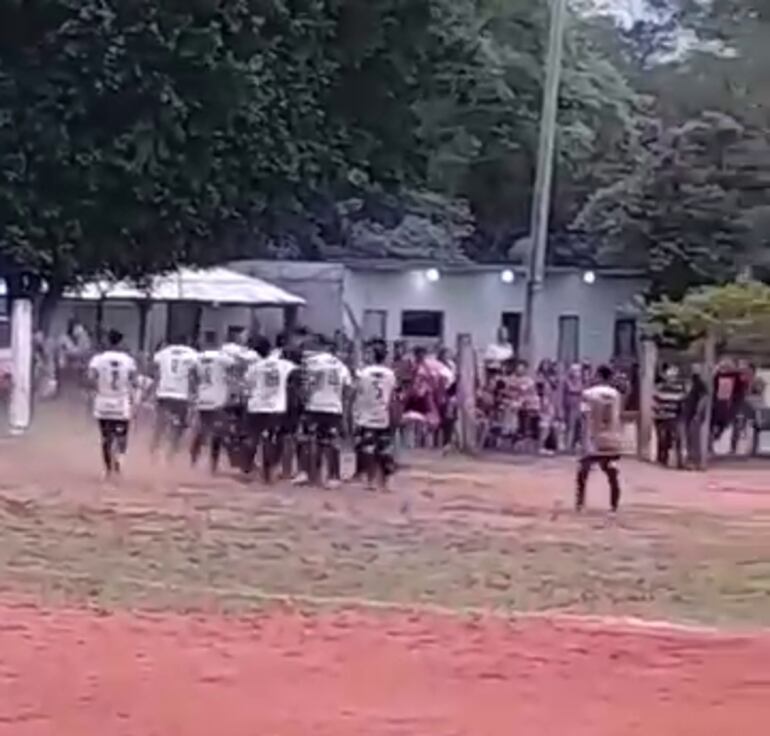 Partido de la Liga Luqueña terminó en gresca entre jugadores y los árbitros del encuentro.