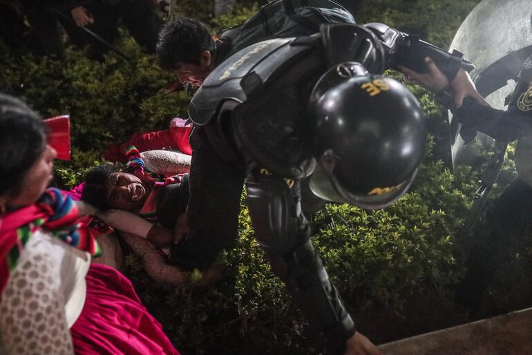 Manifestantes antigubernamentales concentrados en la plaza San Martín confrontan a miembros de la Policía, tras una jornada de protesta en Lima (Perú).