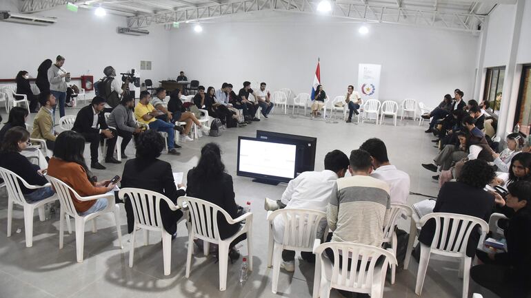 Universitarios reunidos con representantes del Ejecutivo en una mesa de trabajo el jueves 9 de mayo.