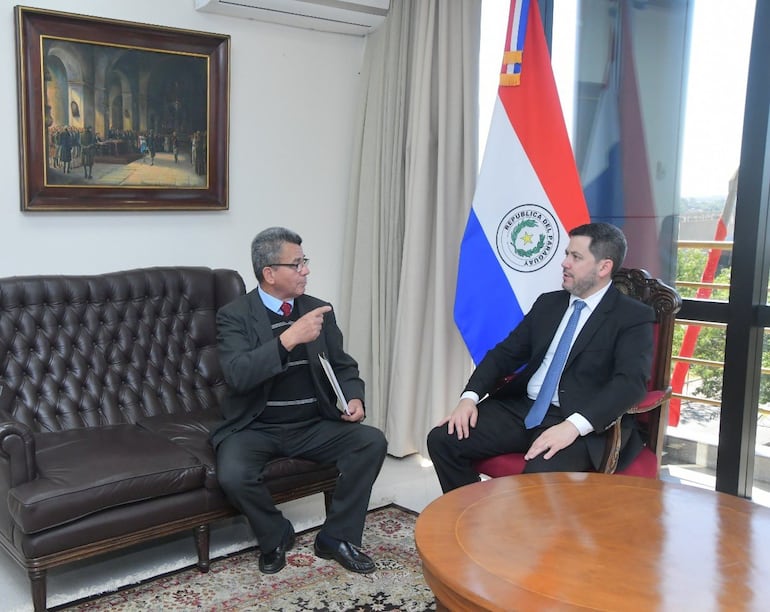 El presidente de Diputados, Raúl Latorre (i) se reunió con el representante de la organización "Socorro", Luis Calderon .