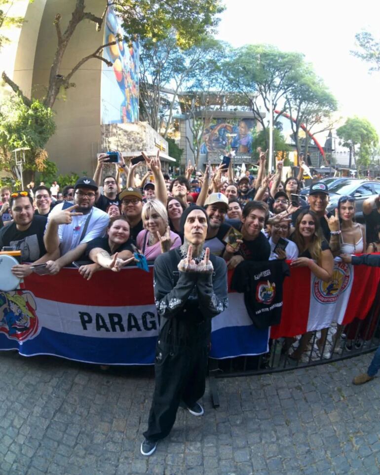 Travis Barker con sus seguidores guaraníes apostados frente al hotel donde se hospeda con la banda Blink-182. (Instagram/Blink-182 Paraguay)