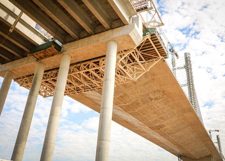 Último trabajo de hormigonado en el puente Héroes del Chaco que permite cruzar caminando de lado a lado.