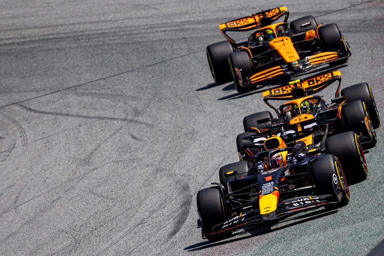 El Red Bull Racing del neerlandés Max Verstappen en la carrera sprint del Gran Premio de Austria de la Fórmula 1 en el Red Bull Ring, en Austria. 
