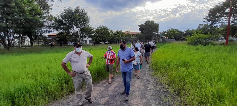 Estudiantes y docentes de la Universidad Taiwán recorren predio donde se planea construir la casa de estudios.