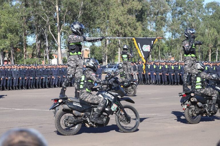 Efectivos del Grupo Lince hicieron demostraciones de su trabajo este viernes, durante su acto de culminación del VI curso en su sede principal, en Asunción.