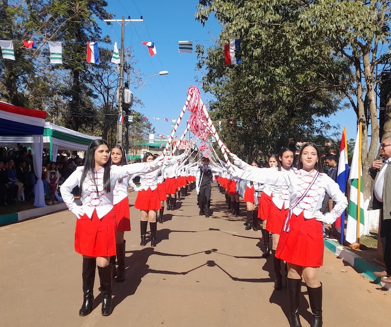 Chiroleras impecablemente sincronizadas durante el desfile.