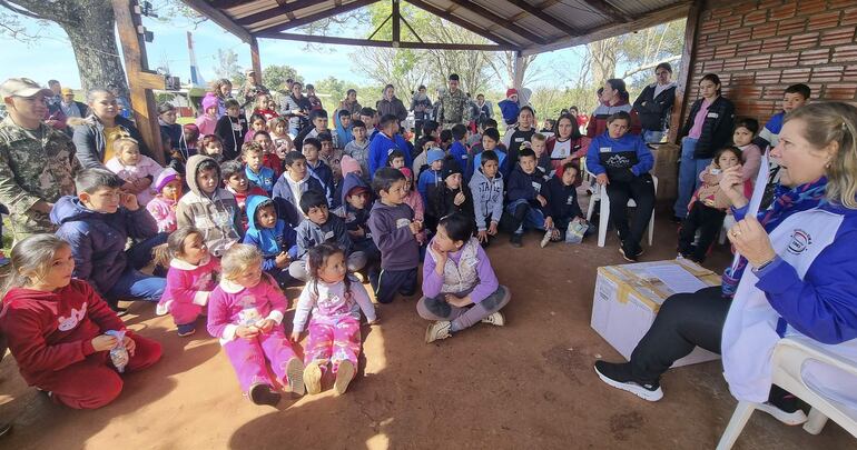 La Prof. Gudrun Thiede conquistó a niños y niñas con su sesión de cuenta cuentos en el quincho de la base aérea de Edelira.