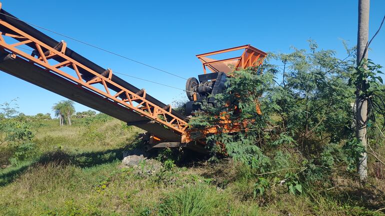 Se gastó G. 1.200 millones por dos trituradoras de piedras, pero no se pudo colocar ni medio centimetro de piedras en los caminos del Alto Paraguay.