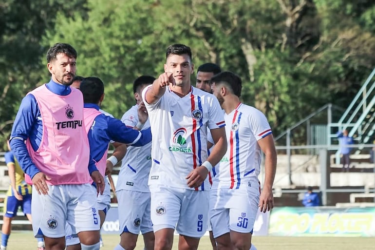 El atacante Mauro Brítez celebra el tanto que permitió la clasificación de Salto del Guairá a la tercera fase, luego de vencer a Deportivo Capiatá. (Foto: APF)