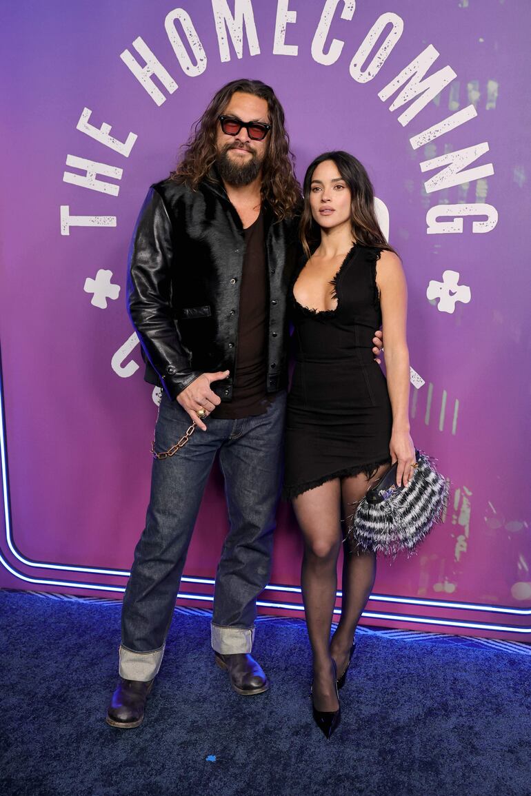 Jason Momoa y Adria Arjona en el evento SNL50: The Homecoming Concert en Radio City Music Hall. (Dia Dipasupil/Getty Images/AFP)