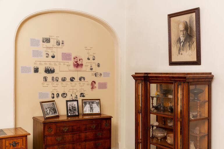 Un espacio de la Casa Museo Freud con el retrato del psicoanalista y su árbol genealógico.