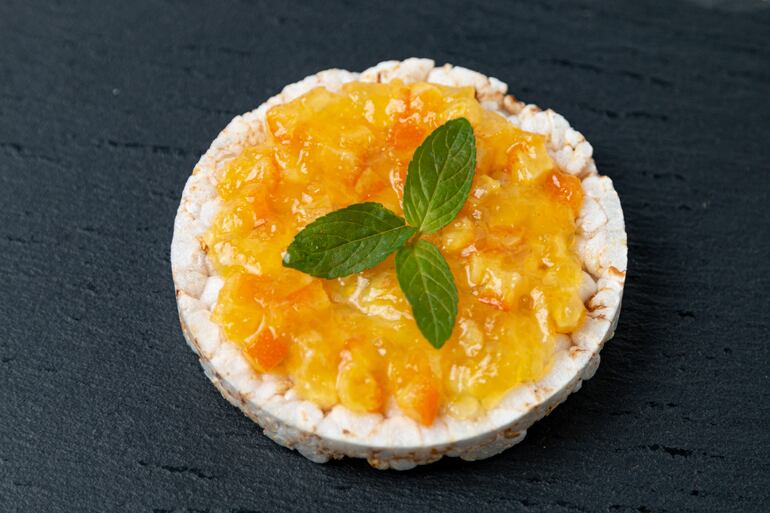 Galletas de arroz con mermelada de naranja.