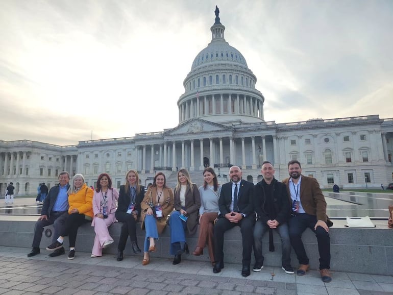 Parlamentarios paraguayos frente al Capitolio de Washington, en el  America Elige - The VIP Election Tour.