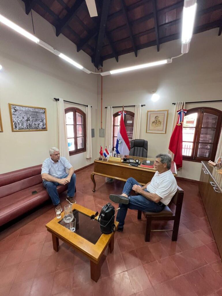 Reunión entre Arnoldo Wiens y el diputado de Cordillera Roberto González.